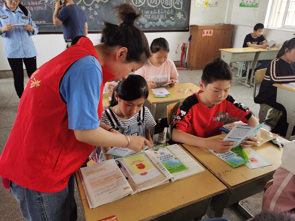 六镇镇：多部门联合，筑牢校园安全防线2.jpg