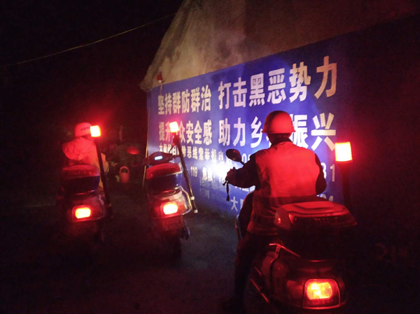 图为大墅镇开展夜间巡逻，保障辖区群众生命财产安全.JPG